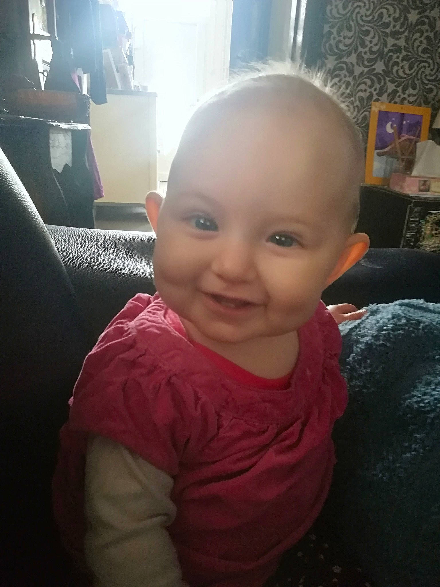 Olivia a rejoint le concours — aidez-le/la à gagner de superbes lots ! baby, cheek, child, chin, cool, ear, electronic_device, eye, eyebrow, face, forehead, head, lip, mouth, nose, person, skin, sky, smile, technology