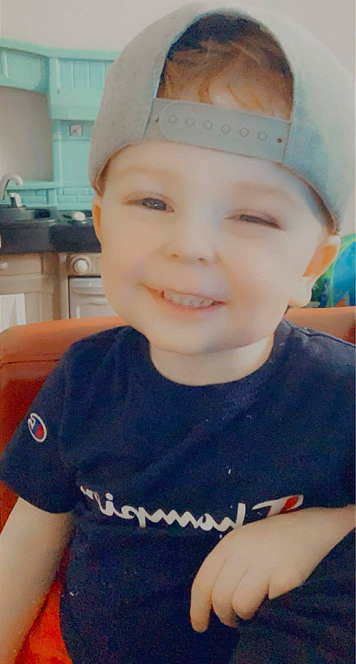 Hayden a rejoint le concours — aidez-le/la à gagner de superbes lots ! baby_toddler_clothing, cap, cheek, chin, eye, eyebrow, finger, forehead, happy, hat, head, headgear, headwear, human_body, joy, lip, neck, person, skin, sleeve