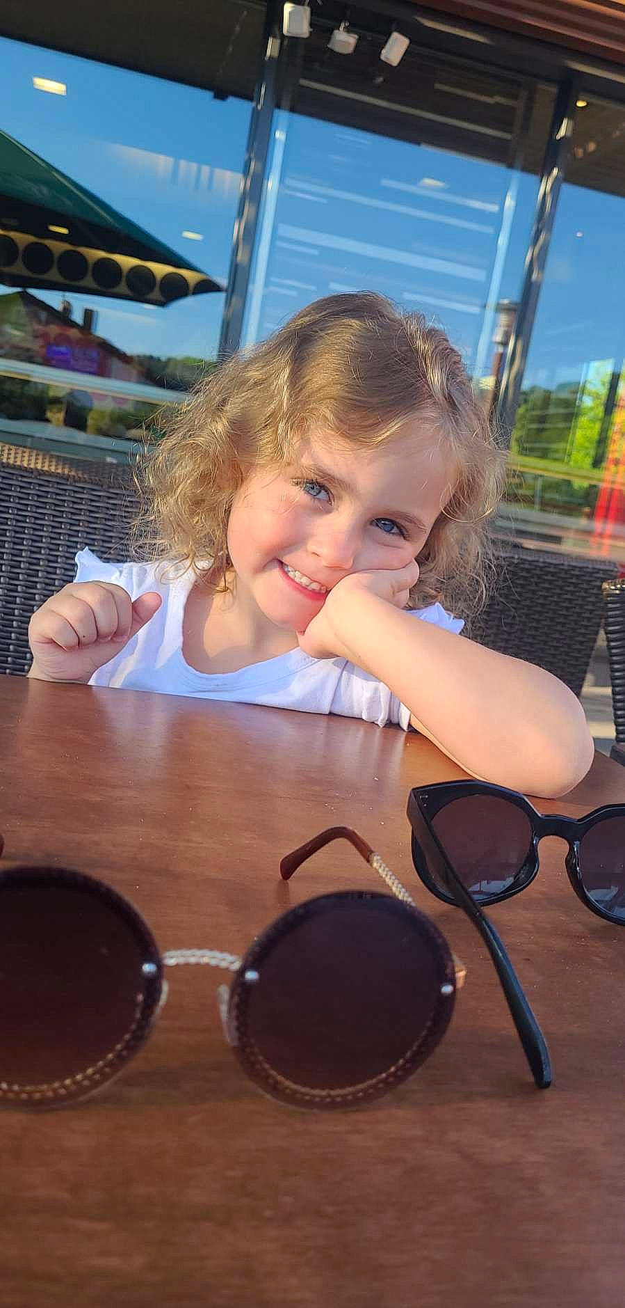 Lynna a rejoint le concours — aidez-le/la à gagner de superbes lots ! chair, child, eye_glass_accessory, eyewear, facial_expression, fun, glass, happy, joy, light, lip, person, product, smile, sunglasses, table, tableware, tints_and_shades, toddler, vision_care