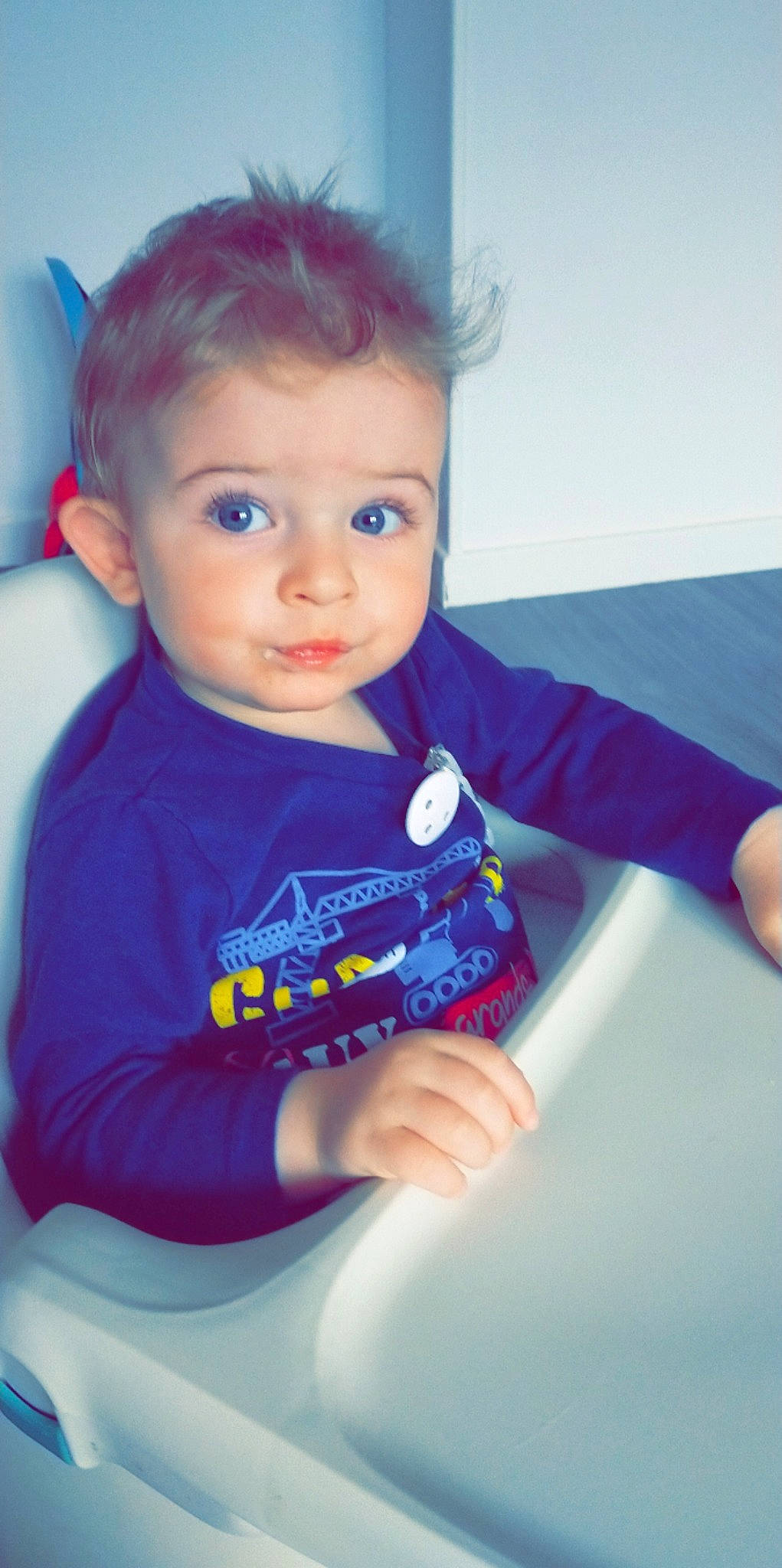 Jessy participe au concours pour gagner de l'argent avec cette photo : arm, azure, baby_toddler_clothing, blue, cheek, eye, eyebrow, facial_expression, hairstyle, hand, head, human_body, iris, joint, mouth, neck, nose, person, shoulder, skin