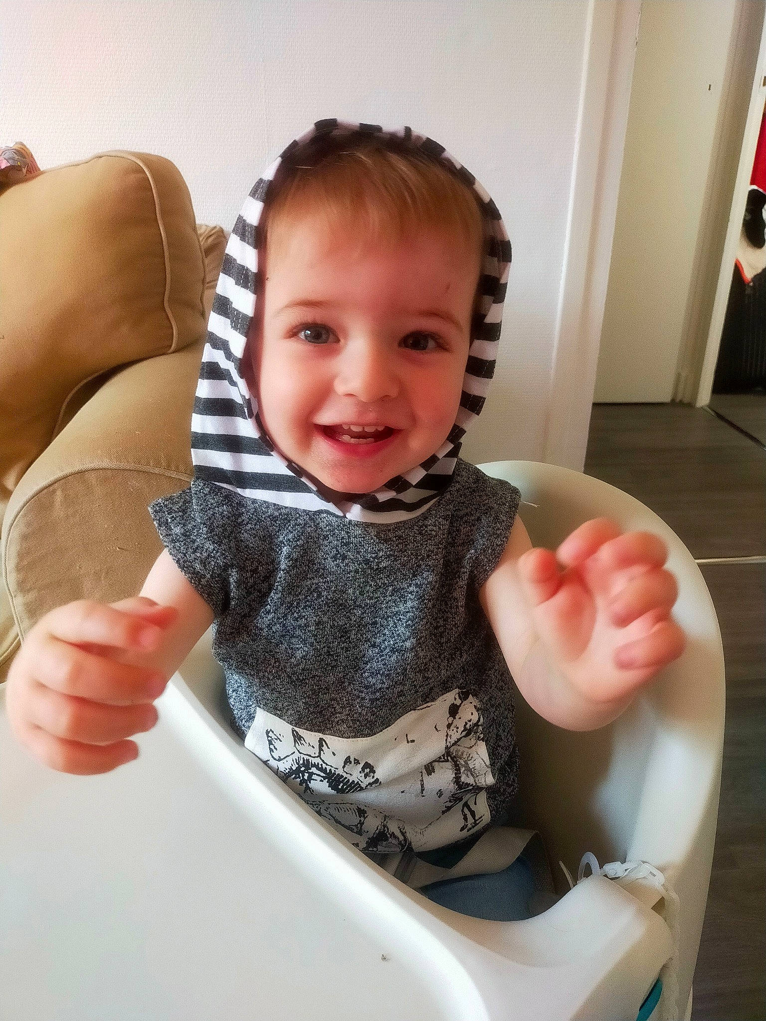 Jessy a rejoint le concours — aidez-le/la à gagner de superbes lots ! arm, baby, baby_toddler_clothing, chair, child, comfort, elbow, finger, fun, gesture, hand, happy, joy, leg, person, sitting, skin, sleeve, smile, thigh