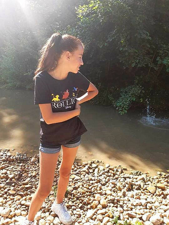 Coralyne participe au concours pour gagner de l'argent avec cette photo : beauty, clothing, denim, human_body, human_leg, knee, leg, light, long_hair, mammal, pebble, person, shoe, shorts, street_fashion, style, summer, sunlight, t_shirt, thigh