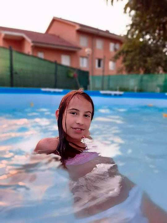 Coralyne participe au concours pour gagner de l'argent avec cette photo : aqua, bathing, black_hair, blue, fluid, fun, joy, leisure, leisure_centre, liquid, person, summer, sunlight, swimming, swimming_pool