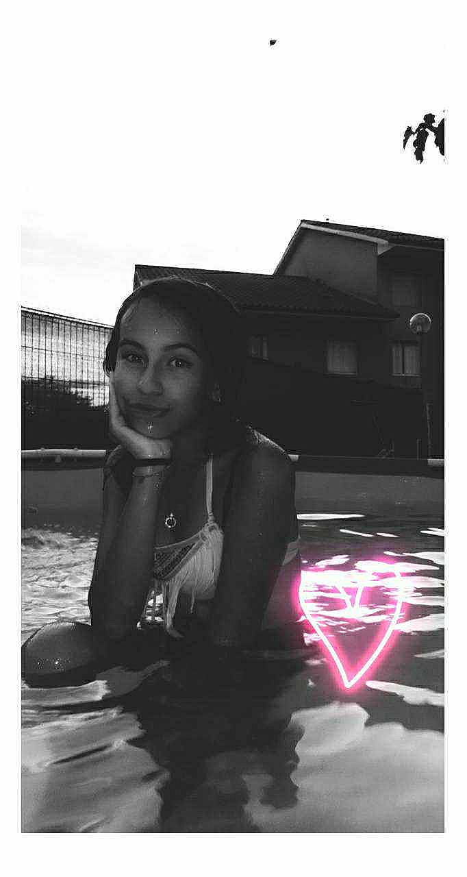 Coralyne participe au concours pour gagner de l'argent avec cette photo : black_and_white, black_hair, holiday, lip, monochrome, monochrome_photography, person, reflection, snapshot