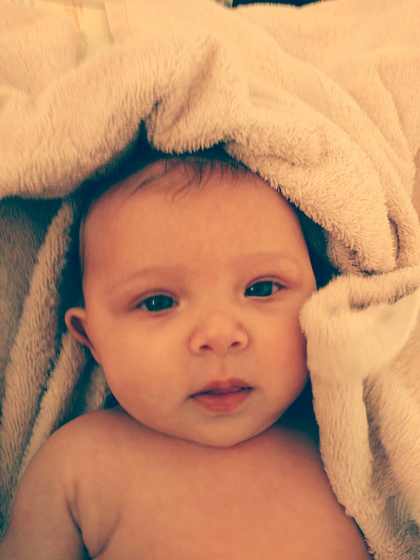 Tina participe au concours pour gagner de l'argent avec cette photo : blue, child, eye, face, facial_expression, infant, nose, organ, person, skin, smile, toddler