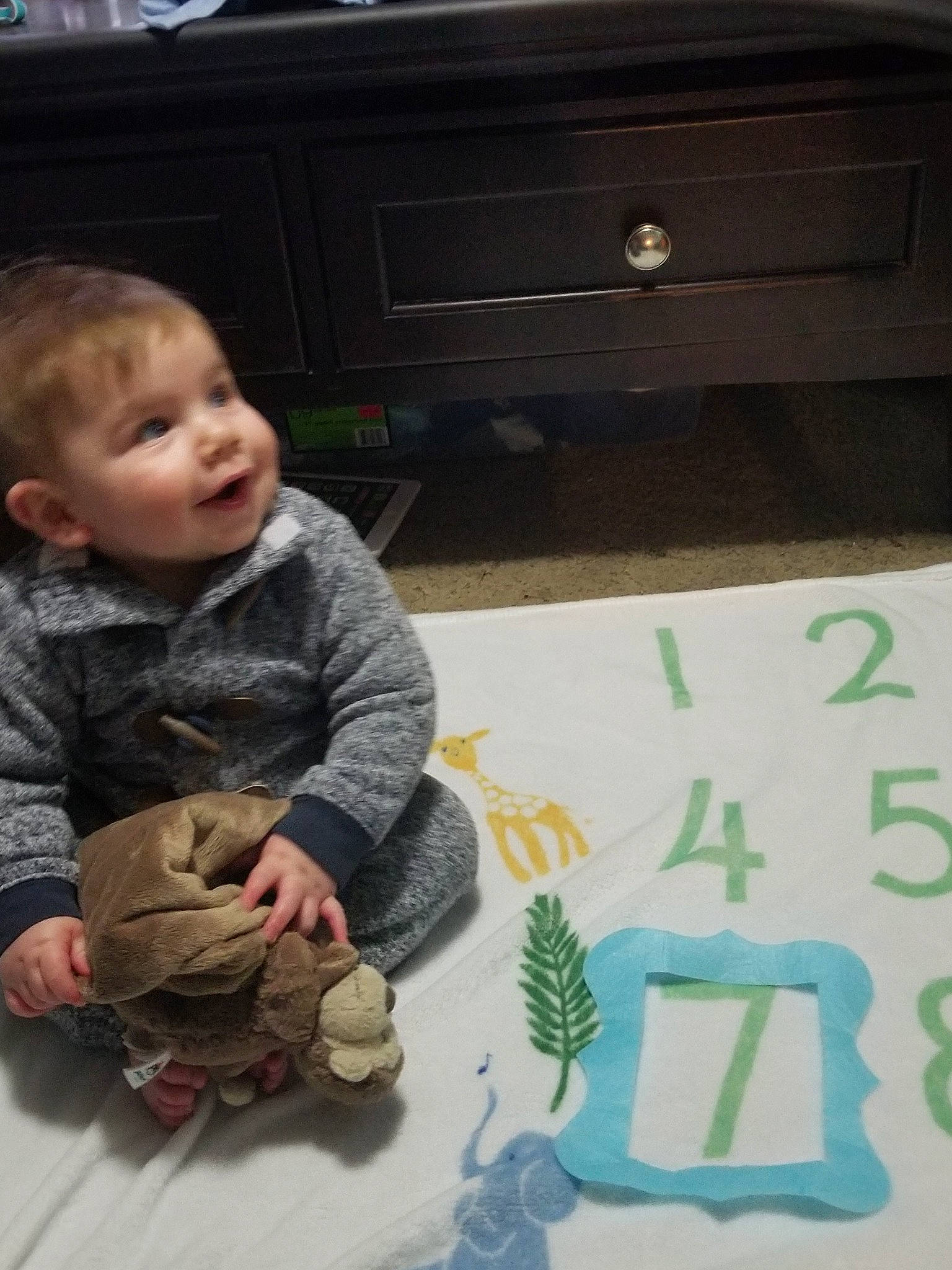 Macsen is registered to the contest to win money with this photo: adaptation, baby, child, finger, hand, leaf, organism, person, play, smile, toddler