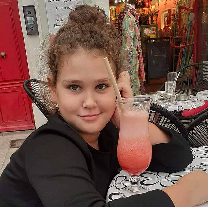 Solina participe au concours pour gagner de l'argent avec cette photo : alcoholic_beverage, barware, beauty, chair, distilled_beverage, door, drink, drinkware, foot, fun, glass, happy, human_leg, joy, juice, person, smile, soft_drink, stemware, table