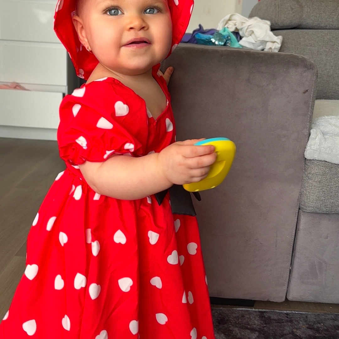 Keïcy a rejoint le concours — aidez-le/la à gagner de superbes lots ! architecture, baby, bonnet, building, clothing, coat, costume, couch, dress, face, food, furniture, hat, head, indoors, livingroom, person, photography, portrait, room