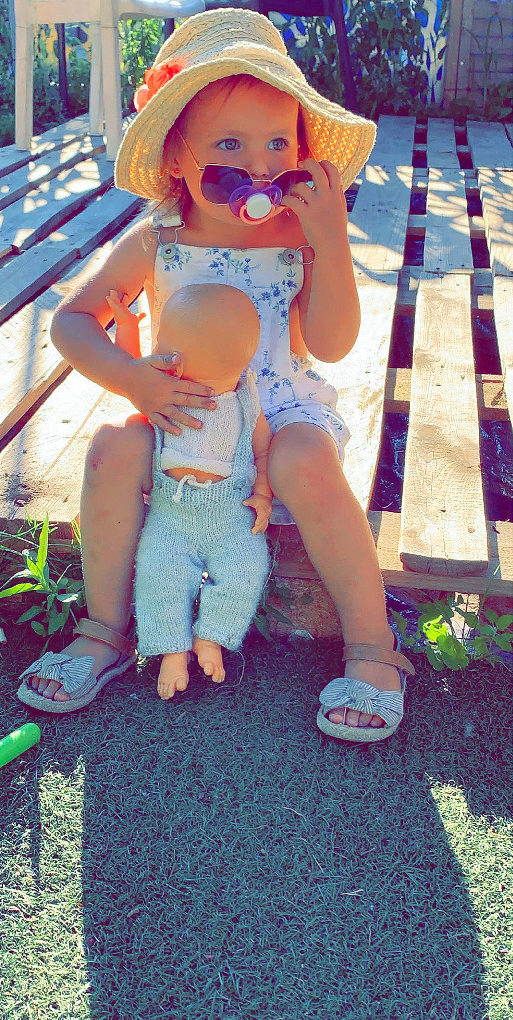 Elya participe au concours pour gagner de l'argent avec cette photo : child, fun, grass, leg, leisure, outdoor_play_equipment, person, play, playground, smile, summer, sun_hat, toddler, vacation