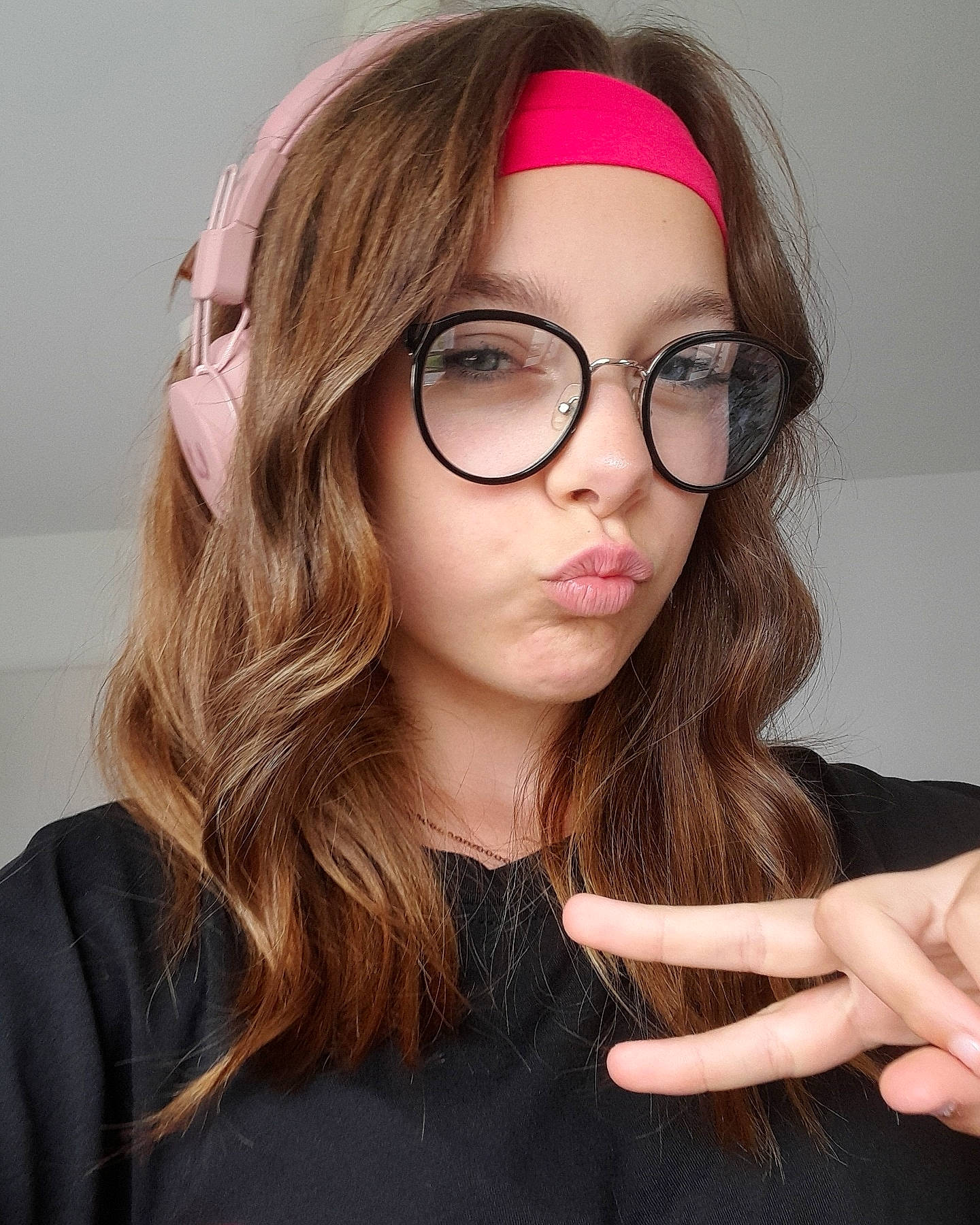 Rose participe au concours pour gagner de l'argent avec cette photo : bangs, black_hair, cap, cool, ear, eyebrow, eyelash, eyewear, flash_photography, gesture, glasses, happy, human, jaw, layered_hair, lip, mouth, outerwear, person, skin