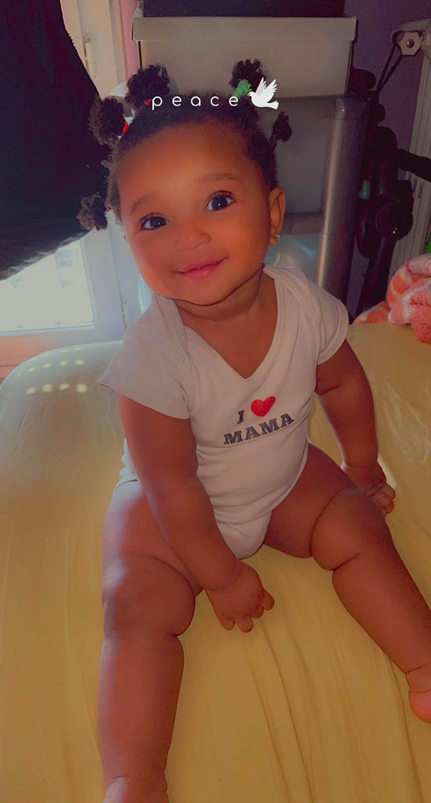 Rokya participe au concours pour gagner de l'argent avec cette photo : arm, baby_toddler_clothing, cheek, chin, eye, eyebrow, finger, happy, head, iris, joy, leg, lip, neck, person, pink, skin, sleeve, smile, thigh