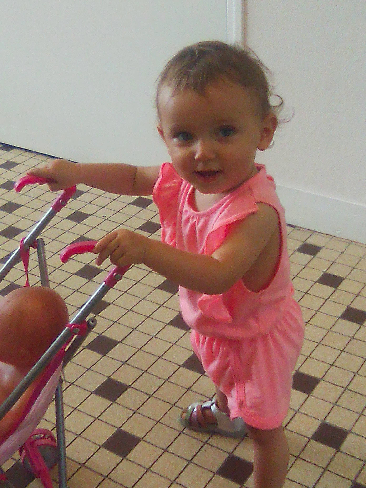 Kelya participe au concours pour gagner de l'argent avec cette photo : baby, child, floor, person, toddler