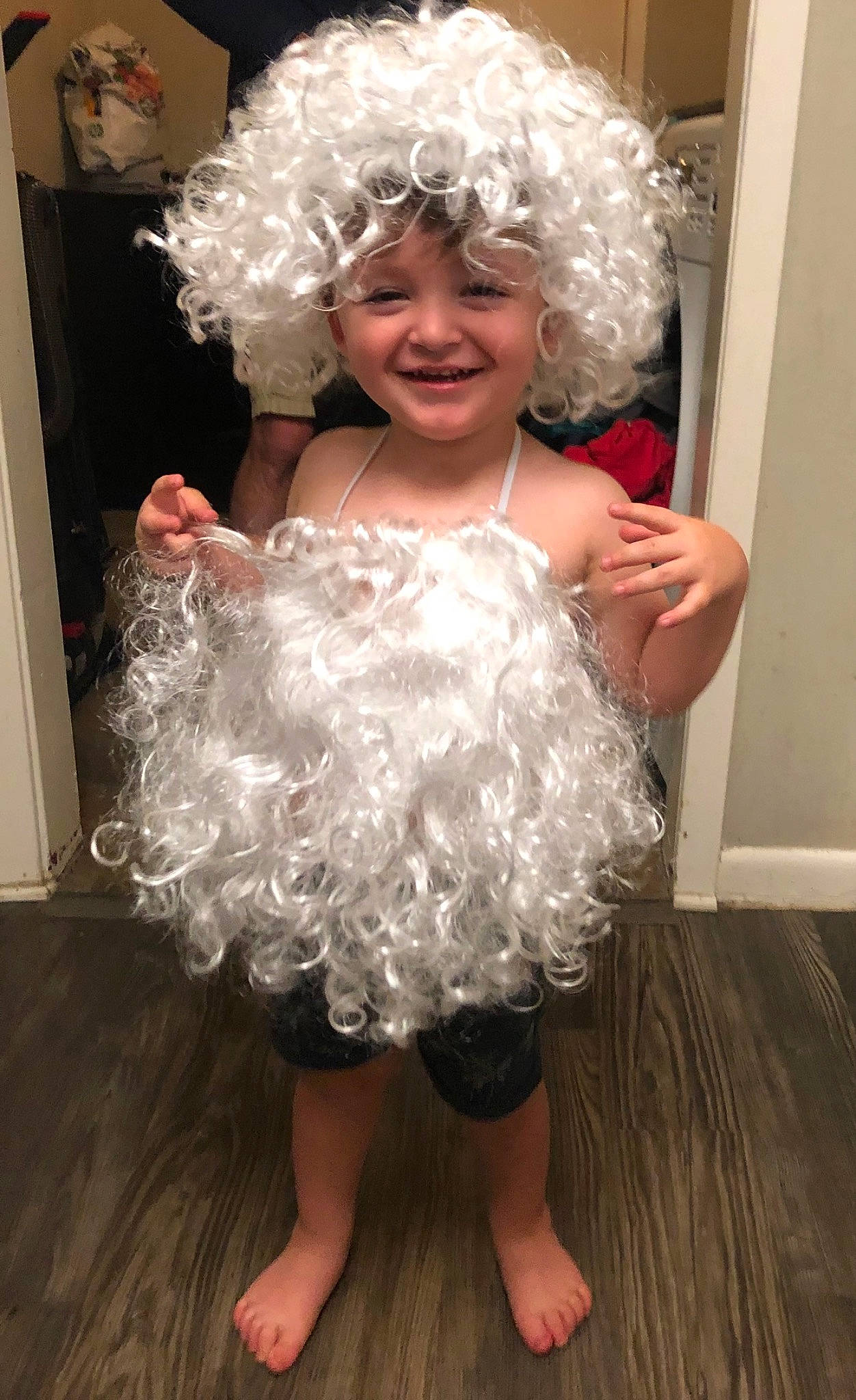 Kabel is registered to the contest to win money with this photo: baby_toddler_clothing, blond, embellishment, fashion, flooring, fun, gesture, glasses, hair, hand, happy, headwear, human_body, joy, leg, mammal, person, smile, standing, thumb