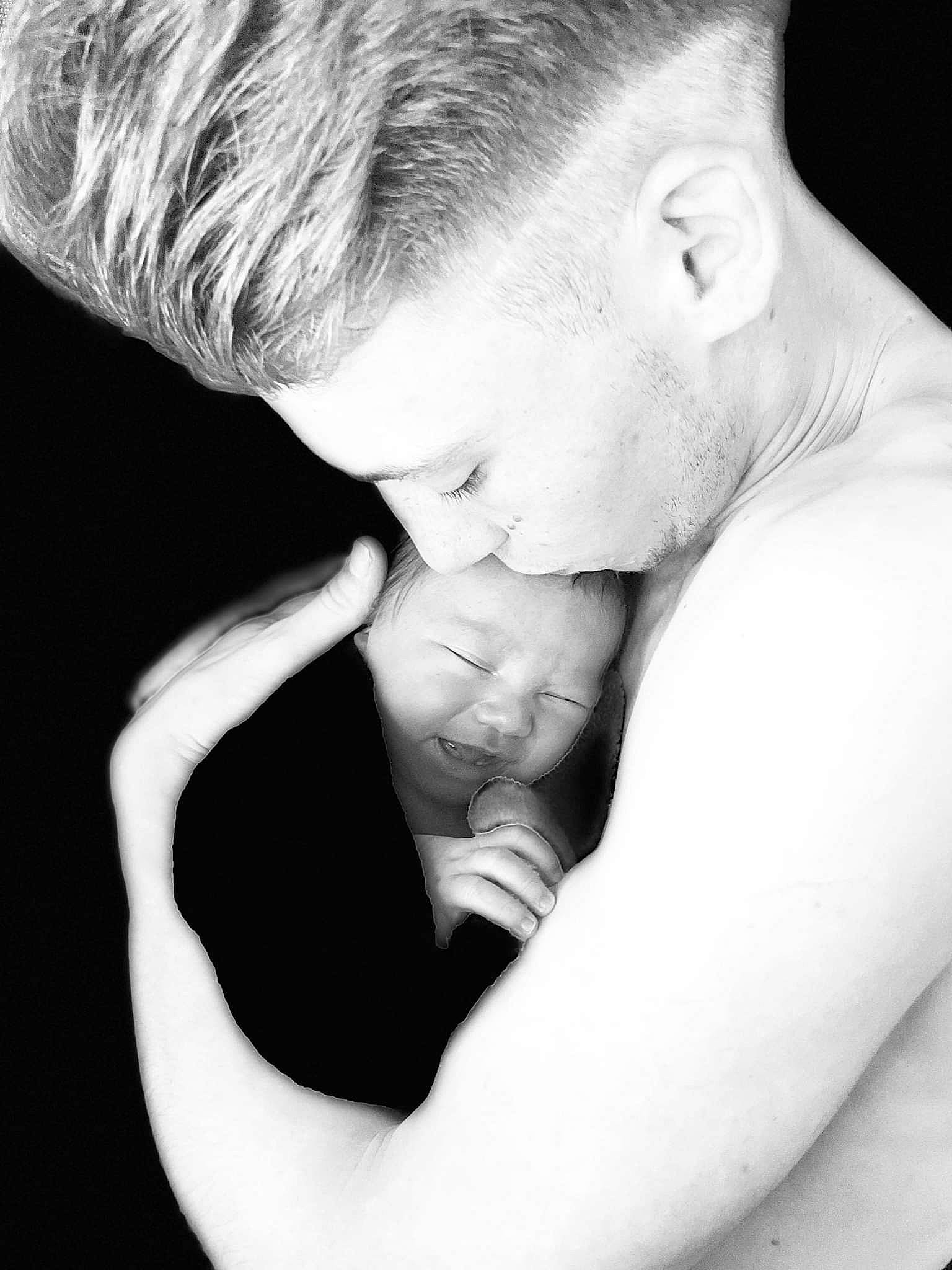 Kessim a rejoint le concours — aidez-le/la à gagner de superbes lots ! arm, black_and_white, chest, elbow, eyelash, finger, flash_photography, gesture, hair, hand, happy, head, interaction, joint, monochrome_photography, muscle, neck, person, shoulder, style