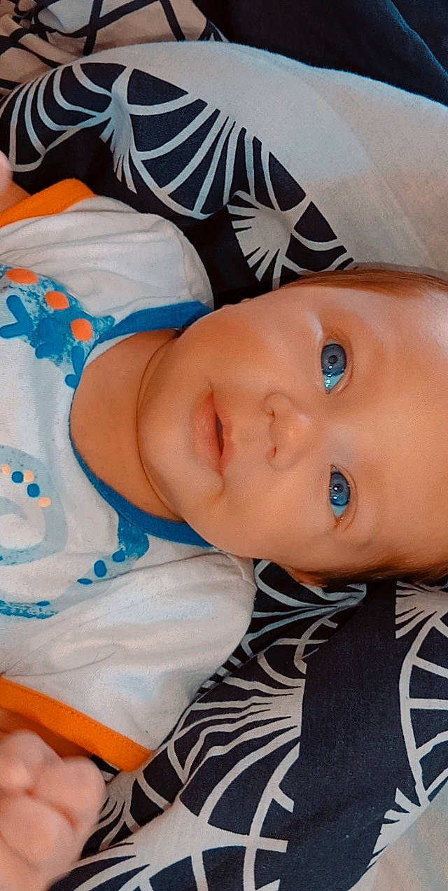 Kessim participe au concours pour gagner de l'argent avec cette photo : baby, baby_products, baby_toddler_clothing, cheek, child, comfort, electric_blue, eyebrow, eyelash, hat, iris, linens, lip, mouth, nose, pattern, person, skin, toddler