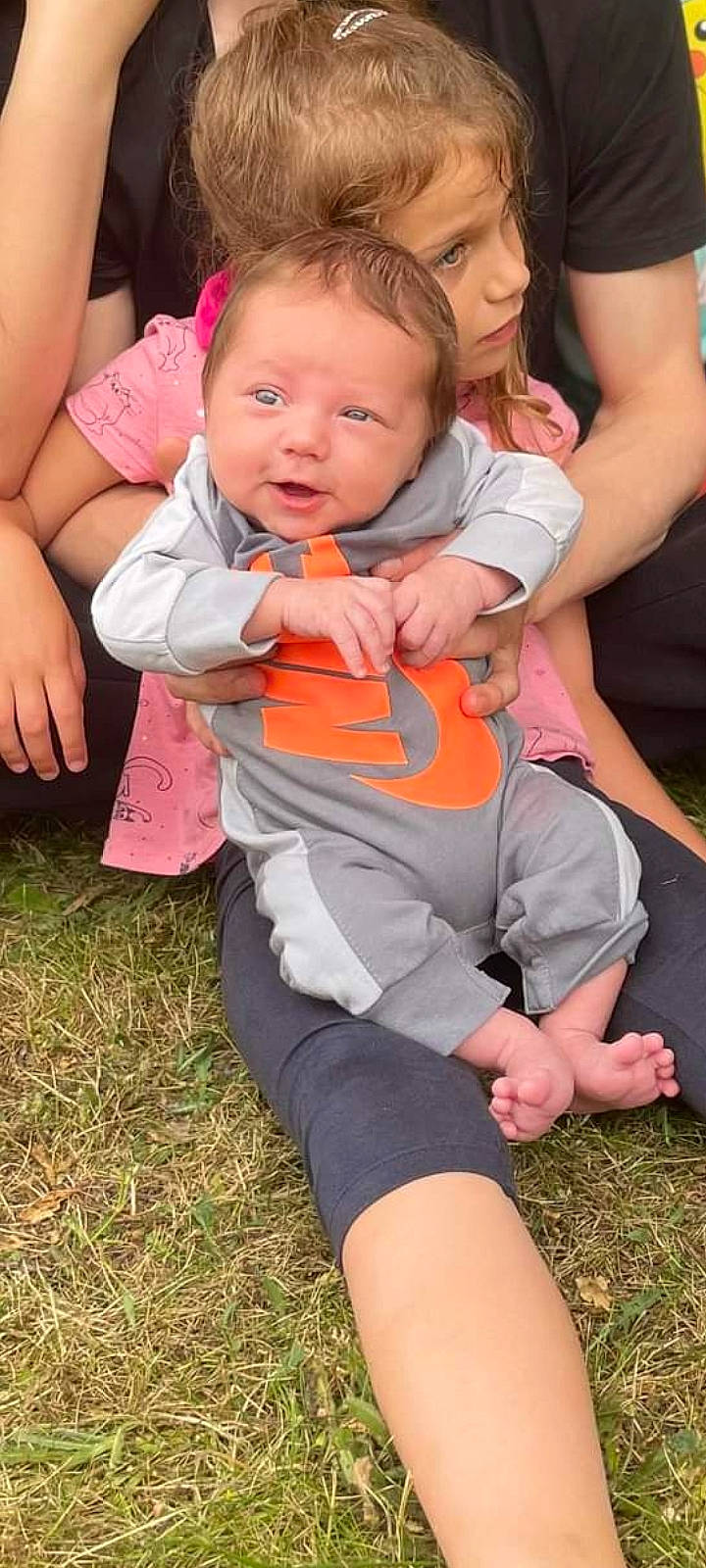 Kessim participe au concours pour gagner de l'argent avec cette photo : arm, baby, baby_toddler_clothing, child, clothing, dress, finger, fun, gesture, grass, hand, happy, lap, leg, leisure, people_in_nature, person, pink, t_shirt, toddler