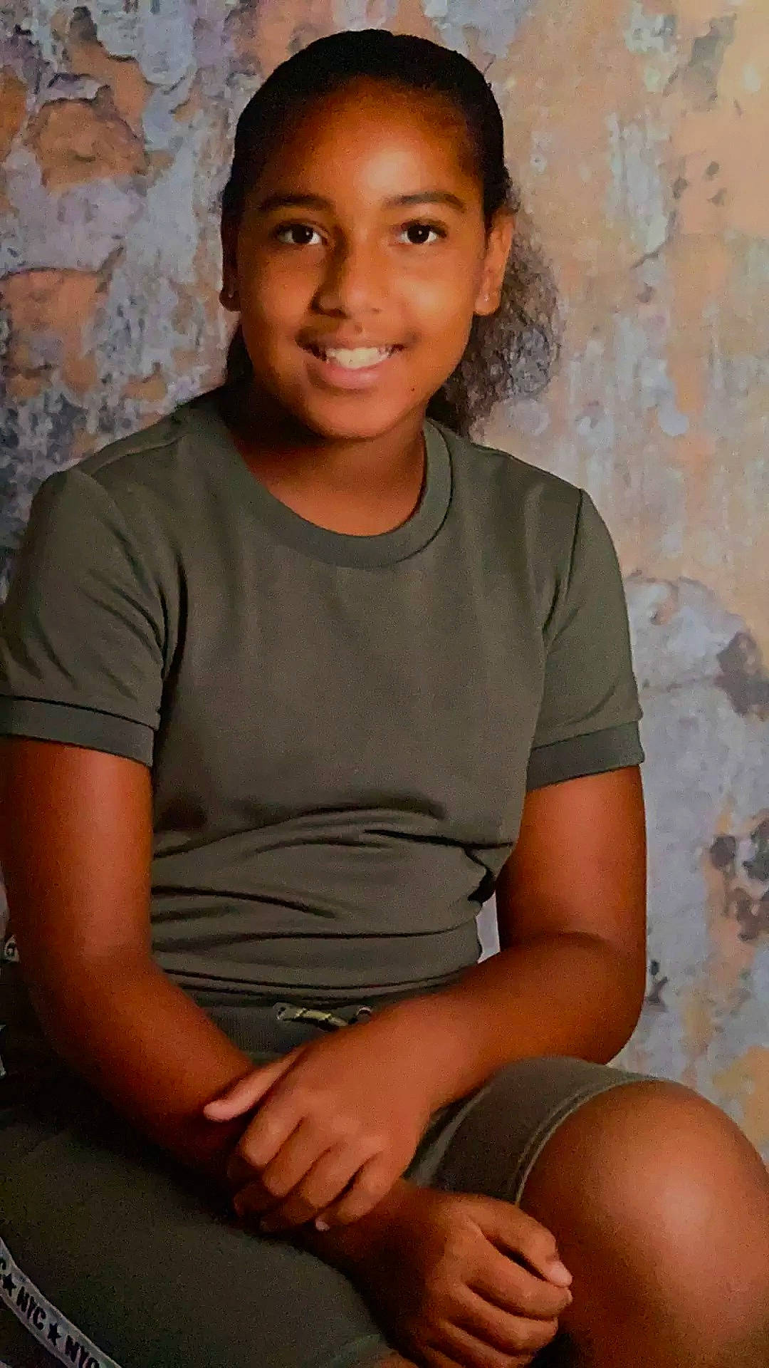 Alecia participe au concours pour gagner de l'argent avec cette photo : abdomen, black, black_hair, chest, cool, elbow, human_body, joint, joy, knee, lap, muscle, nail, neck, person, shoulder, sitting, skin, style, thigh