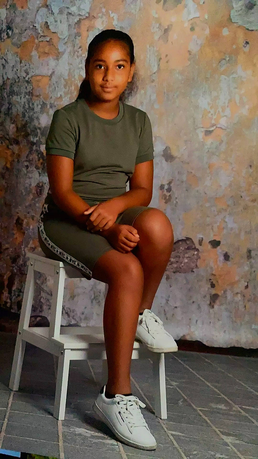 Alecia participe au concours pour gagner de l'argent avec cette photo : ankle, black, black_hair, calf, elbow, fashion, foot, grey, human_leg, joint, knee, leg, neck, person, shoulder, sitting, style, thigh, trunk, walking_shoe