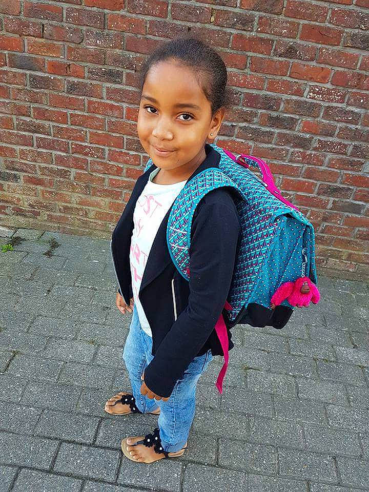 Alecia a rejoint le concours — aidez-le/la à gagner de superbes lots ! baby_toddler_clothing, brick, brickwork, cobblestone, denim, joy, person, sandal, street_fashion