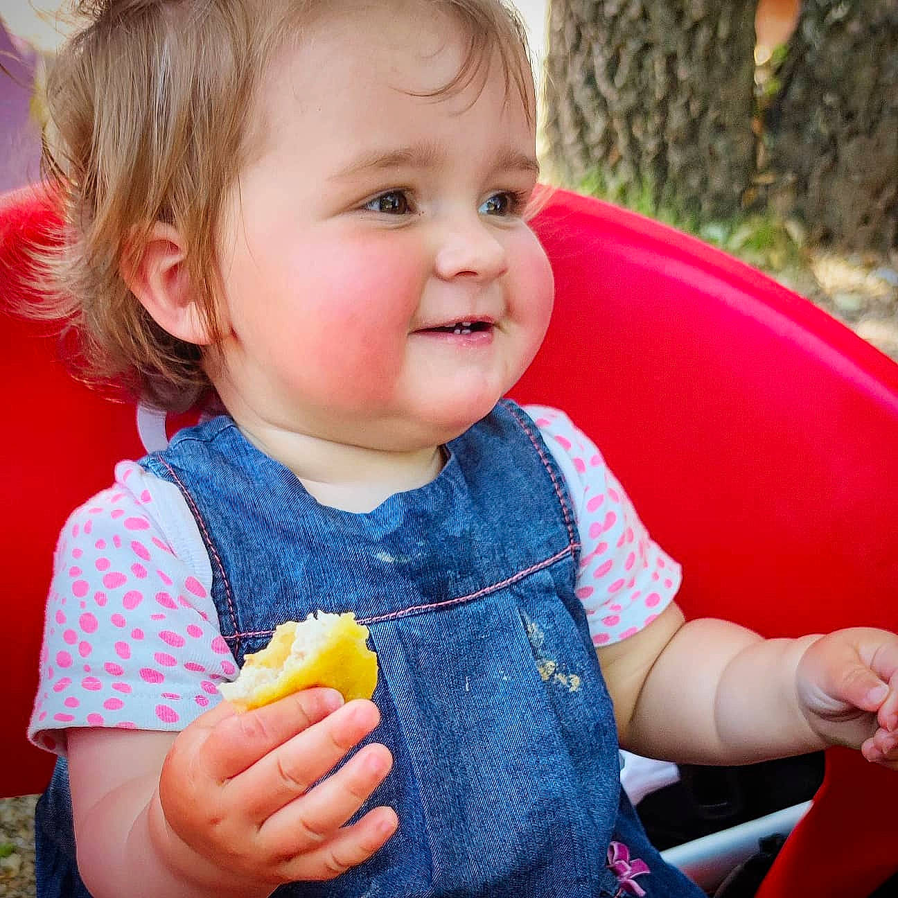 Noélyaa a rejoint le concours — aidez-le/la à gagner de superbes lots ! baby, baby_toddler_clothing, child, facial_expression, finger, food, food_craving, fruit, fun, grass, happy, leisure, mouth, nose, organ, person, sitting, skin, smile, sweetness