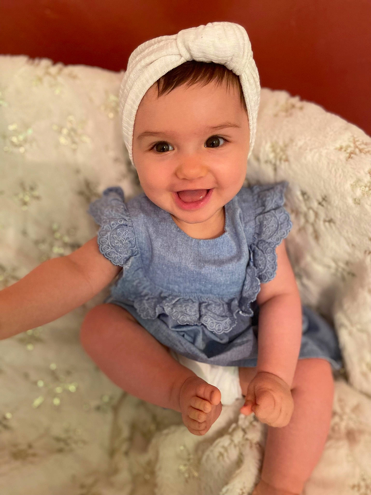 Emma participe au concours pour gagner de l'argent avec cette photo : baby, baby_toddler_clothing, beauty, cap, cheek, child, dress, eye, face, happy, head, headgear, human_body, iris, joy, person, pink, skin, sleeve, smile