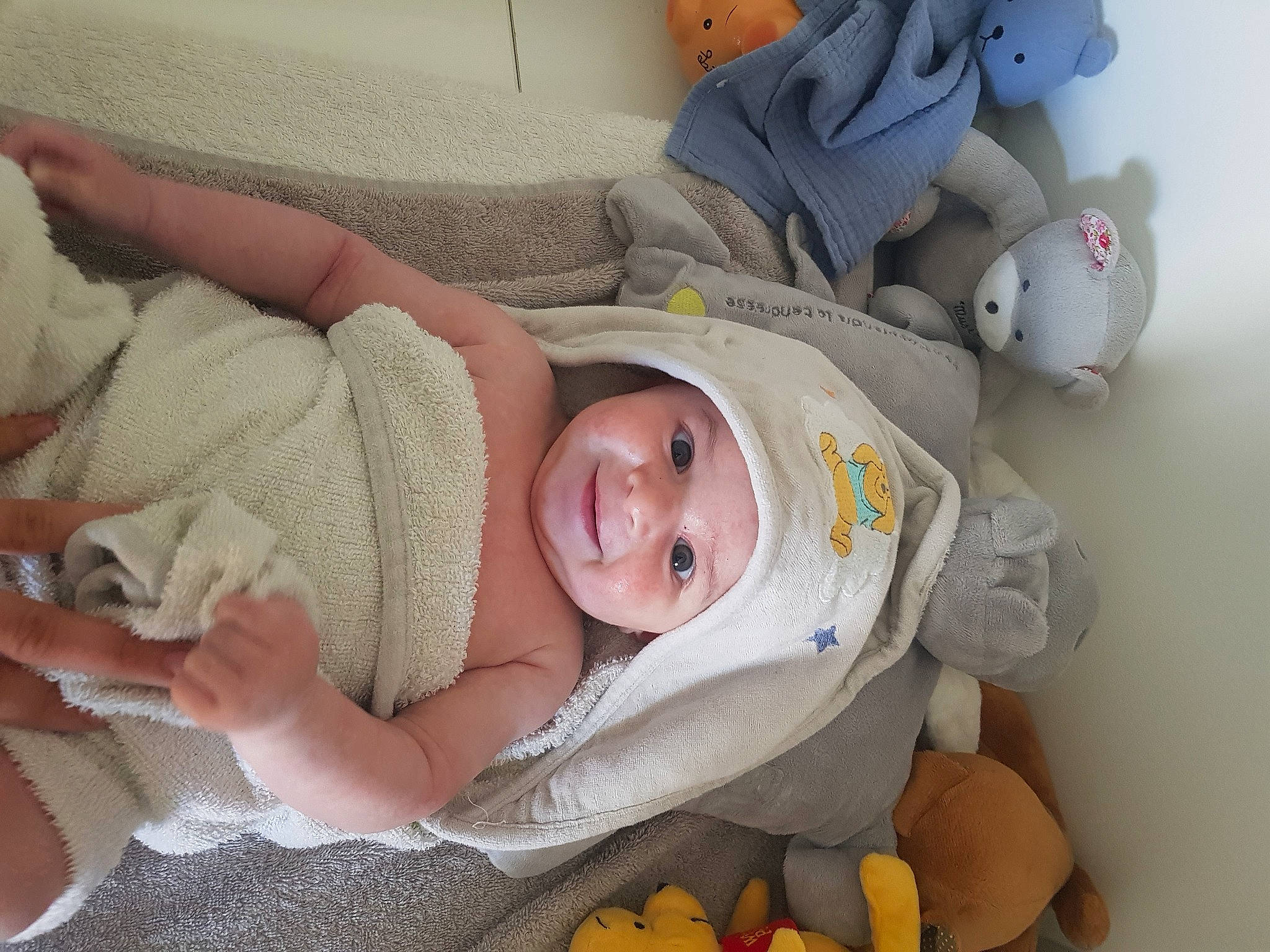 Lisandru a rejoint le concours — aidez-le/la à gagner de superbes lots ! baby, baby_products, baby_sleeping, baby_toddler_clothing, bedtime, calabaza, child, comfort, face, hand, headwear, joy, linens, nap, person, product, room, skin, tableware, textile