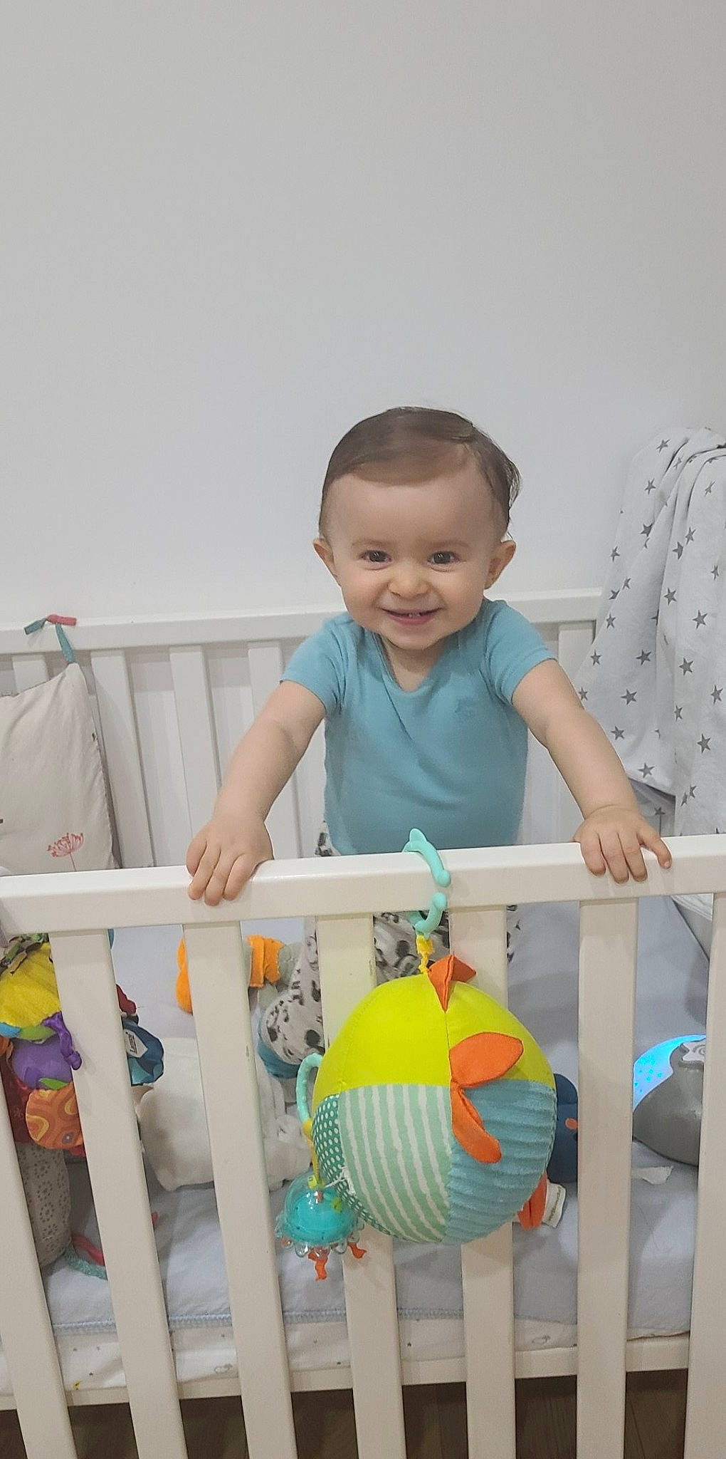 Lisandru a rejoint le concours — aidez-le/la à gagner de superbes lots ! baby, baby_playing_with_toys, baby_products, baby_safety, baby_toddler_clothing, baby_toys, child, cradle, fun, happy, infant_bed, joy, nursery, person, product, room, sleeve, smile, t_shirt, toddler