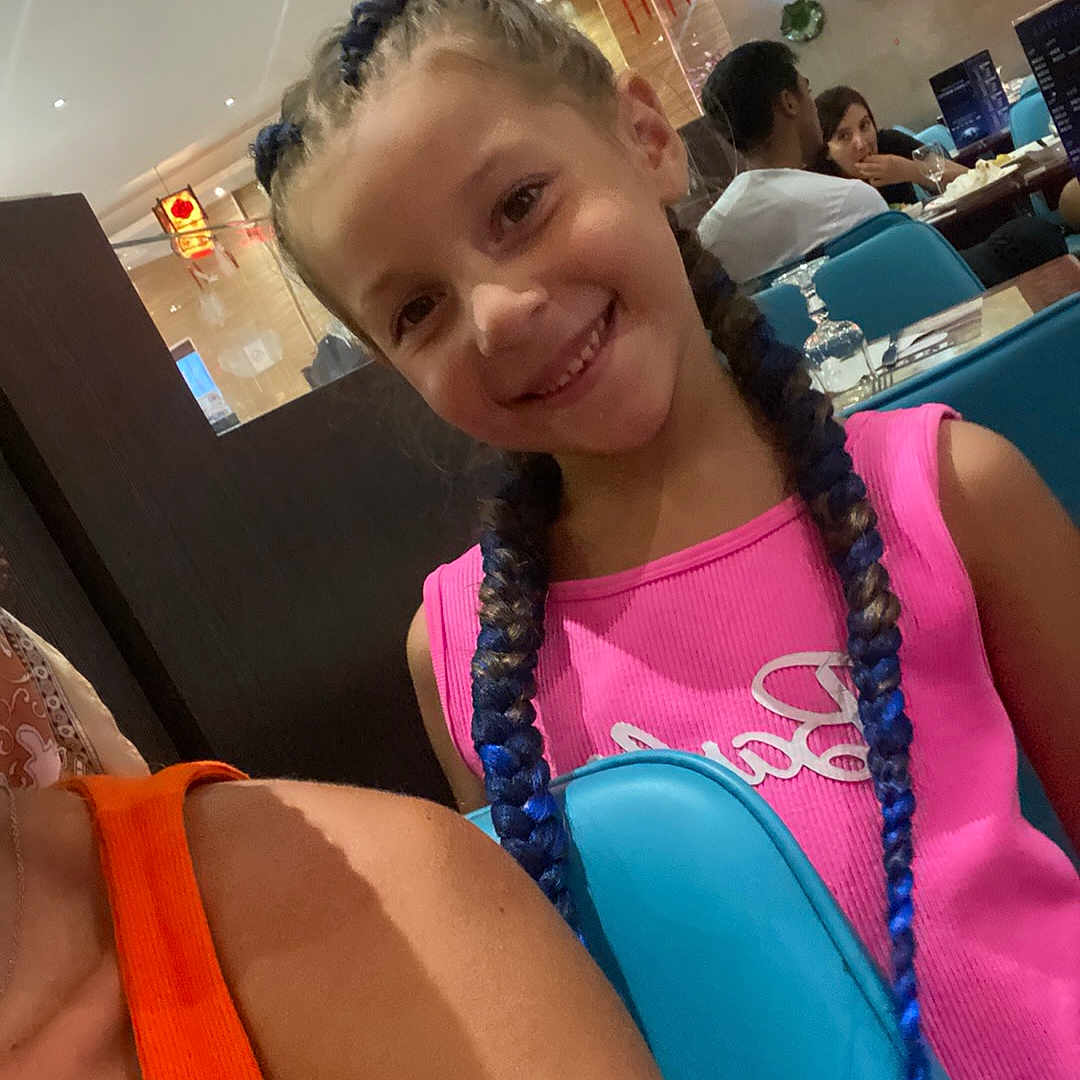 Camelïa a rejoint le concours — aidez-le/la à gagner de superbes lots ! accessories, adult, child, clothing, costume, dress, face, female, girl, hair, head, indoors, jewelry, male, man, necklace, person, photography, portrait, restaurant