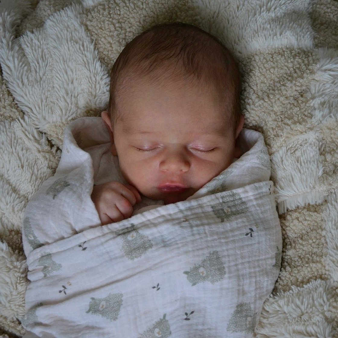 Louis a rejoint le concours — aidez-le/la à gagner de superbes lots ! baby, newborn, sleeping, blanket, swaddled, soft_texture, infant, peaceful, cute, face, head, closed_eyes, wrapped, cozy, comfort, bed, rest, portrait, child, tiny_hand