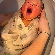 Louis a rejoint le concours — aidez-le/la à gagner de superbes lots ! baby, newborn, yawning, wrapped, cloth, bath, water, hand, arm, skin, infant, cute, sleepy, care, parent, tender, closeup, face, expression, soft_lighting