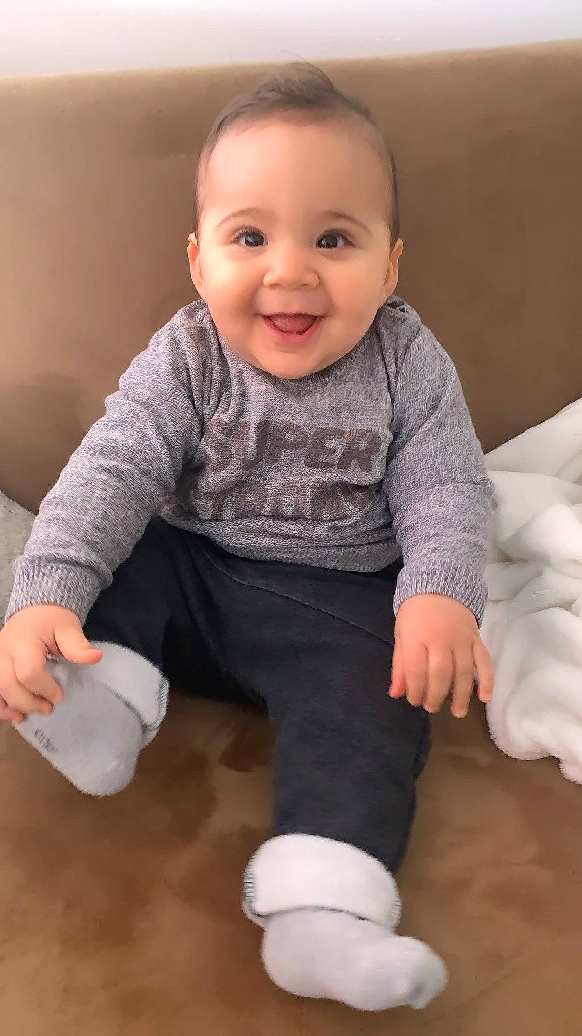 Charli participe au concours pour gagner de l'argent avec cette photo : arm, baby_toddler_clothing, cheek, chin, face, facial_expression, finger, floor, flooring, happy, head, human_body, iris, joy, person, product, skin, sleeve, smile, standing