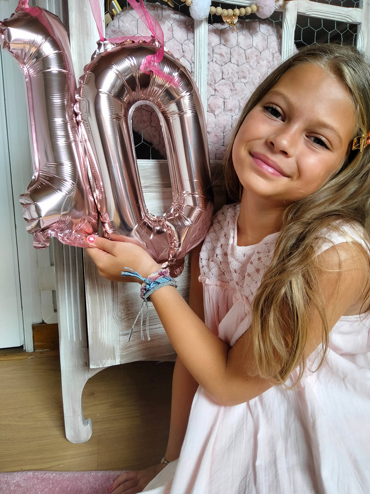 Camille a rejoint le concours — aidez-le/la à gagner de superbes lots ! automotive_wheel_system, blond, chair, dress, event, fashion, fashion_accessory, fashion_design, flash_photography, font, fun, glass, hair, happy, jewellery, joy, metal, person, portrait_photography, sitting