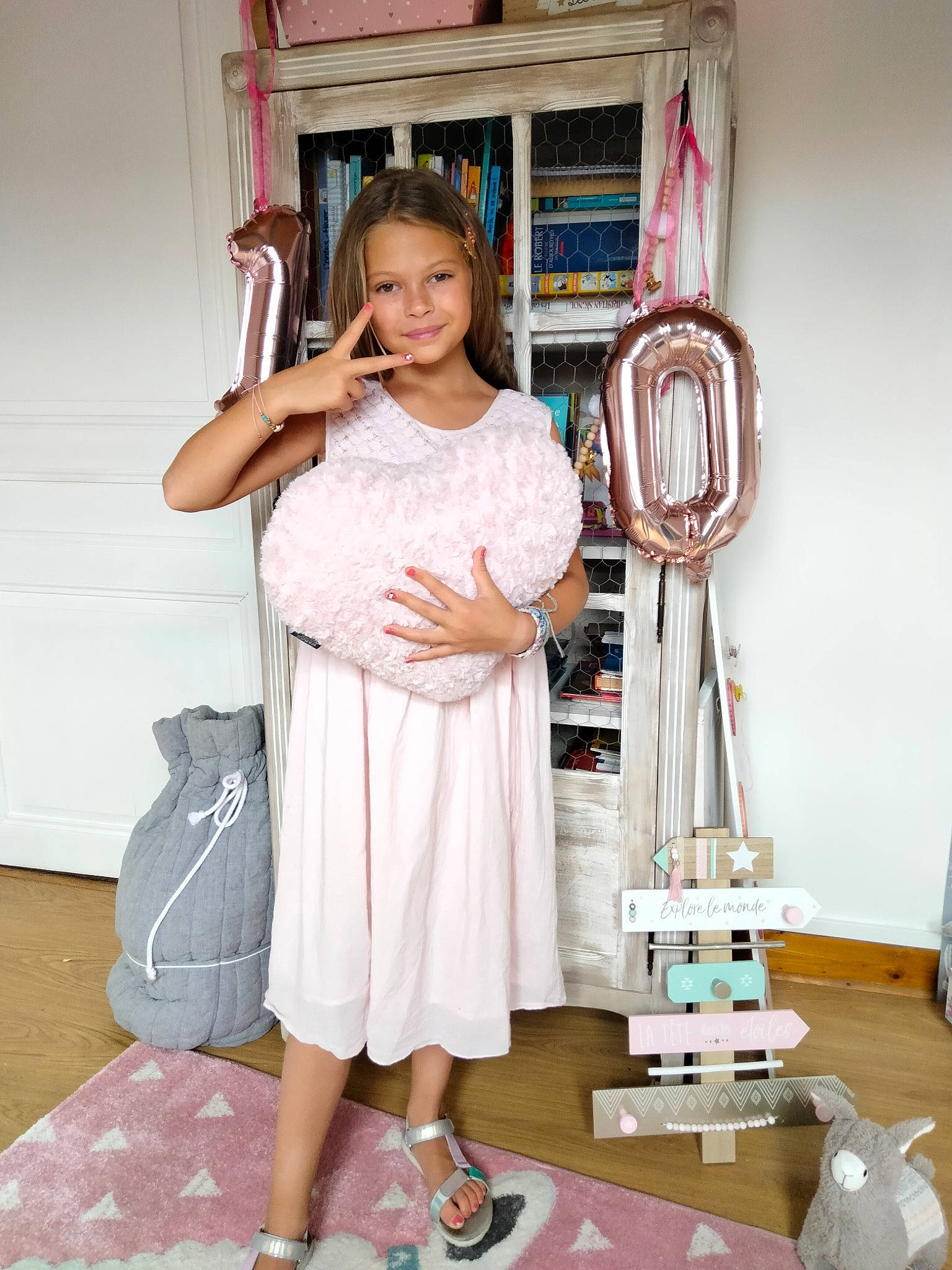 Camille a rejoint le concours — aidez-le/la à gagner de superbes lots ! art, bag, child, dress, fashion_design, flooring, house, human_leg, joy, knee, machine, pattern, peach, person, room, sandal, shelf, smile, vintage_clothing, visual_arts