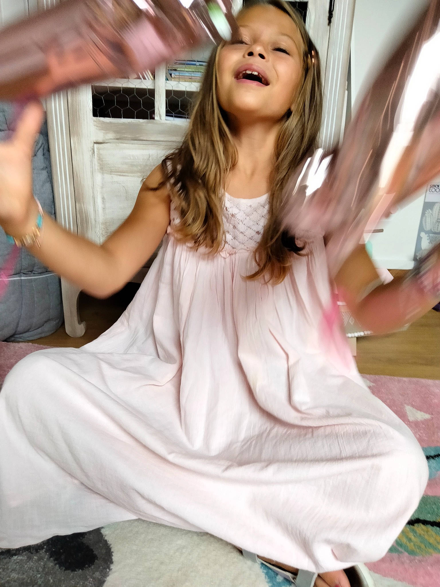 Camille participe au concours pour gagner de l'argent avec cette photo : arm, chair, comfort, elbow, face, fashion_design, gesture, hand, happy, human_leg, joint, knee, leisure, neck, necklace, person, shoulder, sleeve, smile, thigh