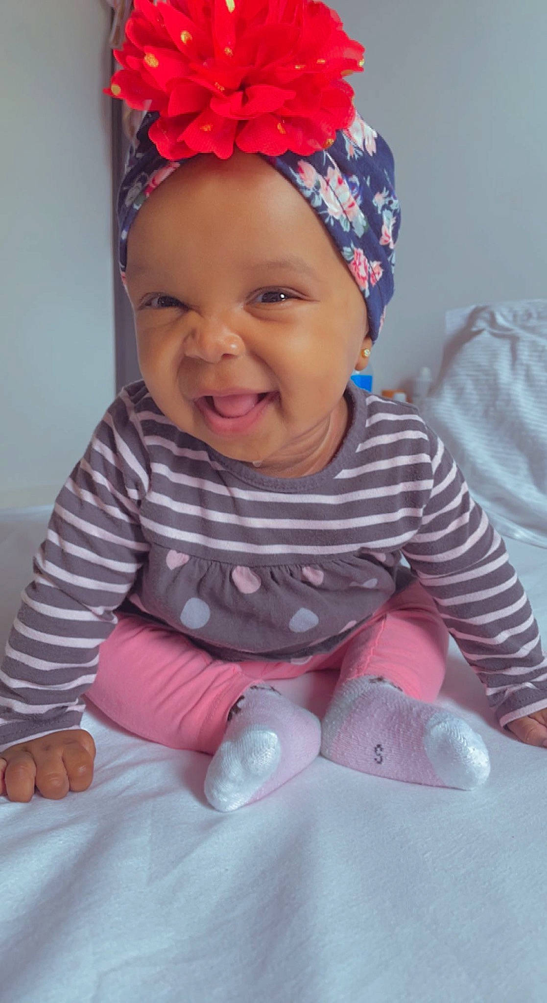 Khadija a rejoint le concours — aidez-le/la à gagner de superbes lots ! baby, baby_toddler_clothing, cheek, dress, eye, face, facial_expression, happy, head, headwear, lip, organ, person, photograph, pink, product, purple, skin, sleeve, smile