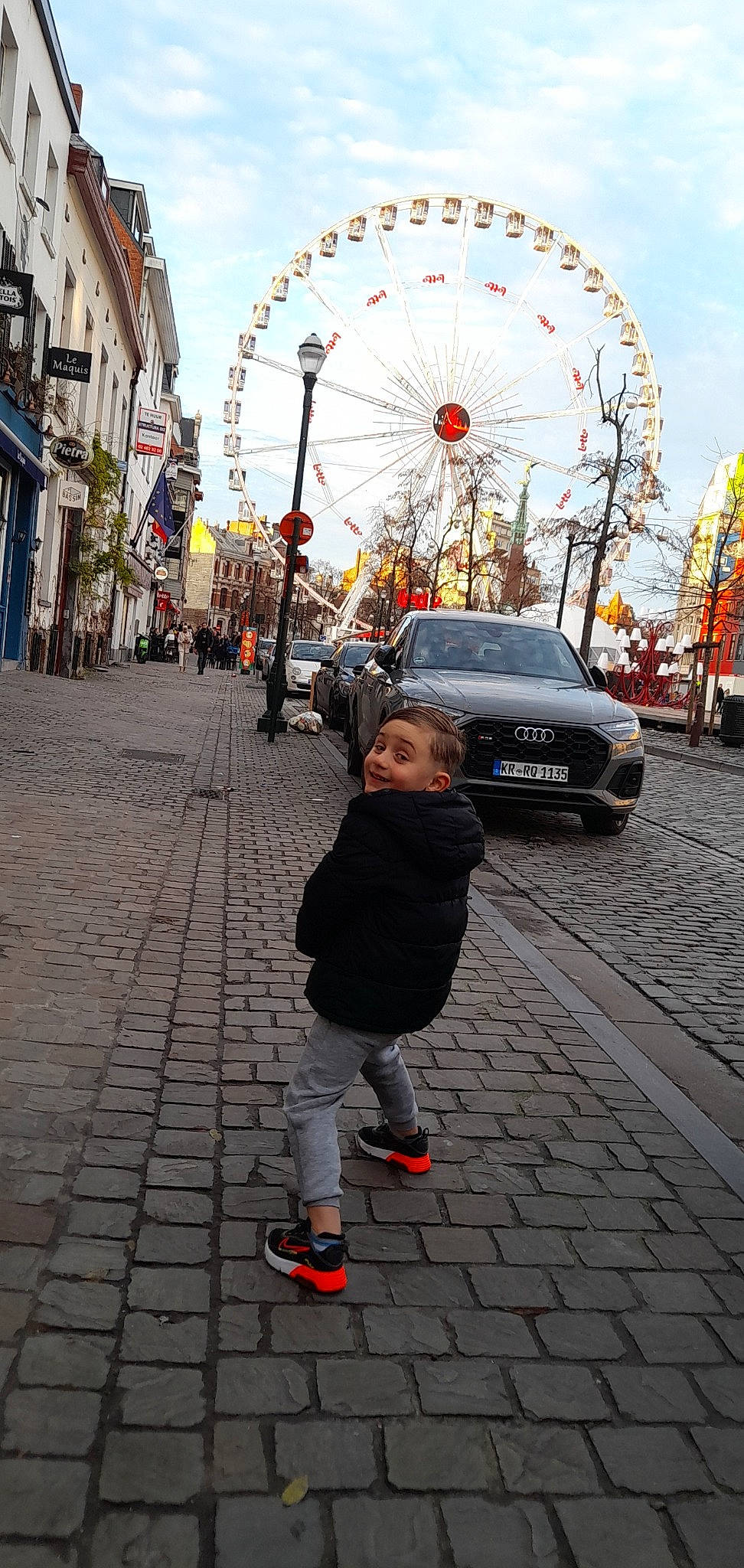 Yanis participe au concours pour gagner de l'argent avec cette photo : asphalt, black, car, city, ferris_wheel, fun, infrastructure, joy, morning, people, person, road, road_surface, rolling, sidewalk, sky, street_fashion, tire, urban_area, vehicle