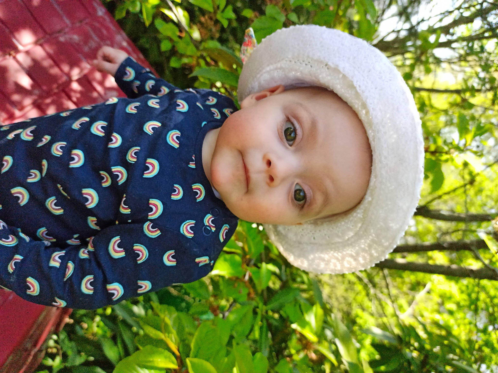 Jade a rejoint le concours — aidez-le/la à gagner de superbes lots ! baby, baby_toddler_clothing, cap, child, fashion_accessory, fun, grass, happy, hat, headwear, leisure, lip, pattern, people_in_nature, person, plant, spring, sun_hat, textile, toddler