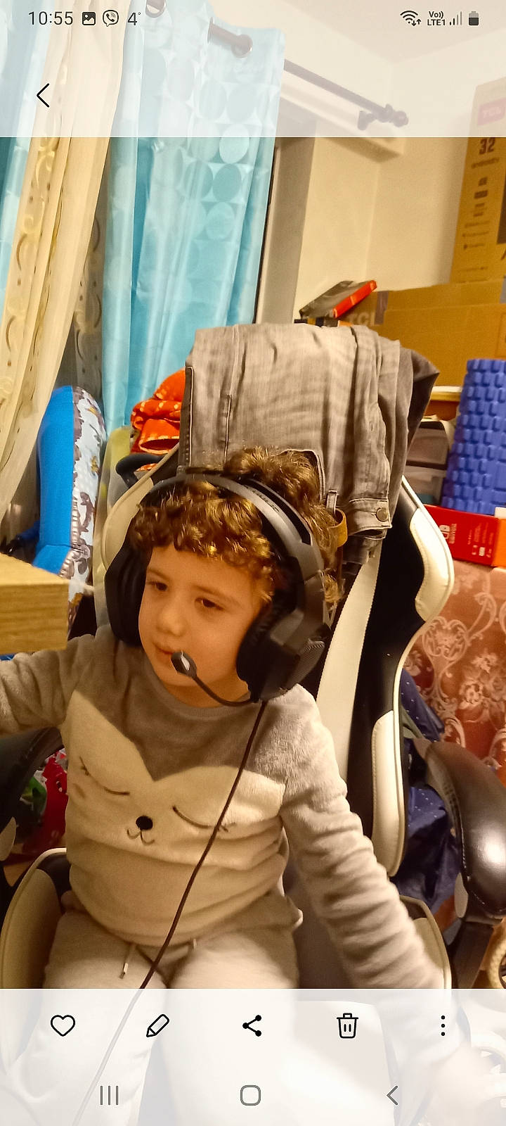 Alex participe au concours pour gagner de l'argent avec cette photo : baby, baby_carriage, baby_products, baby_safety, baby_toddler_clothing, child, comfort, curtain, fun, hoodie, leisure, people, person, personal_protective_equipment, room, service, sitting, snapshot, toddler, travel