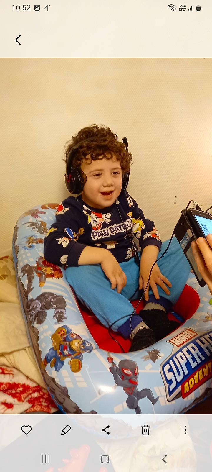 Alex a rejoint le concours — aidez-le/la à gagner de superbes lots ! automotive_exterior, automotive_tire, bumper, child, family_car, fun, hairstyle, happy, human_leg, joy, leisure, person, personal_protective_equipment, play, recreation, sitting, sleeve, t_shirt, tire, toddler