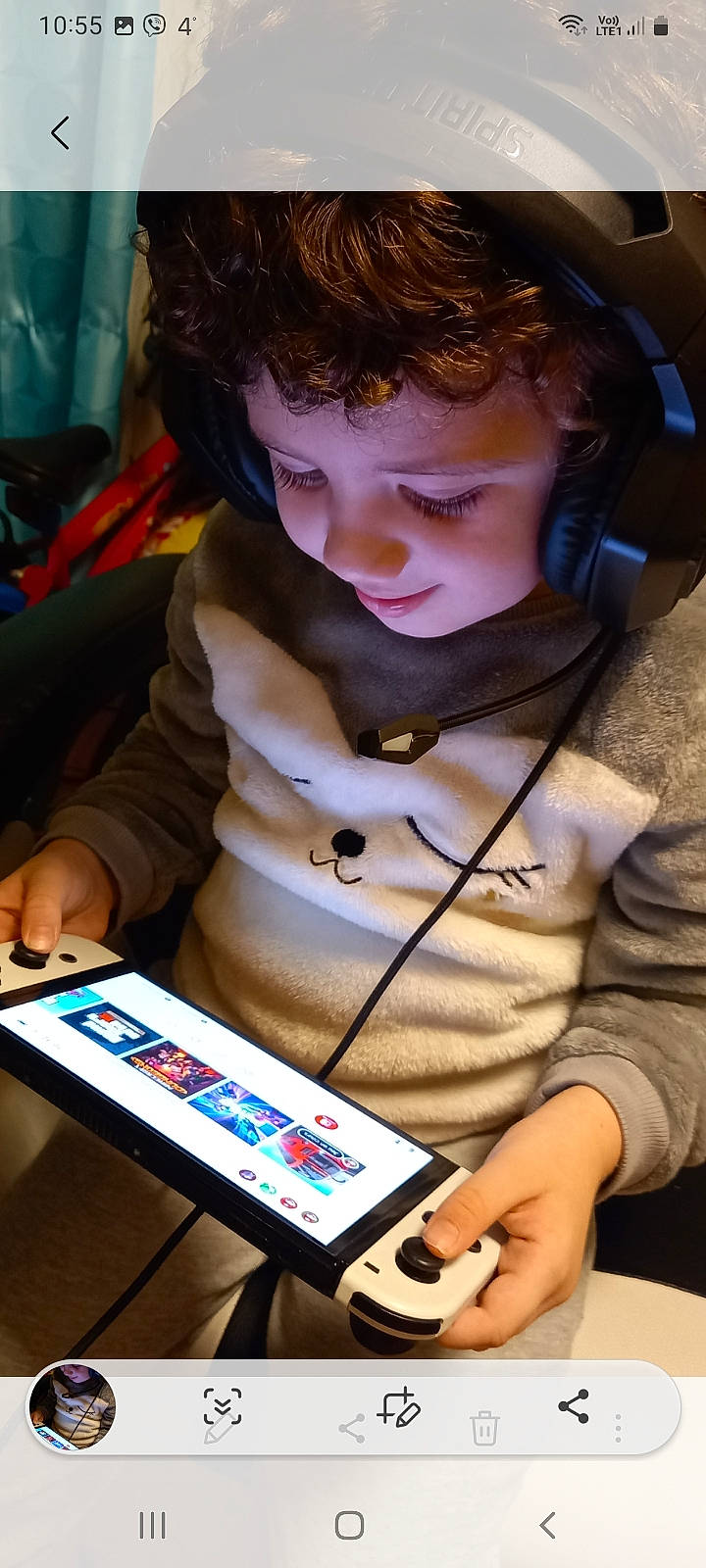 Alex participe au concours pour gagner de l'argent avec cette photo : audio_equipment, child, communication_device, electronic_device, engineering, eyewear, fun, gadget, games, indoor_games_and_sports, learning, leisure, office_equipment, person, photograph, play, recreation, science, snapshot, t_shirt