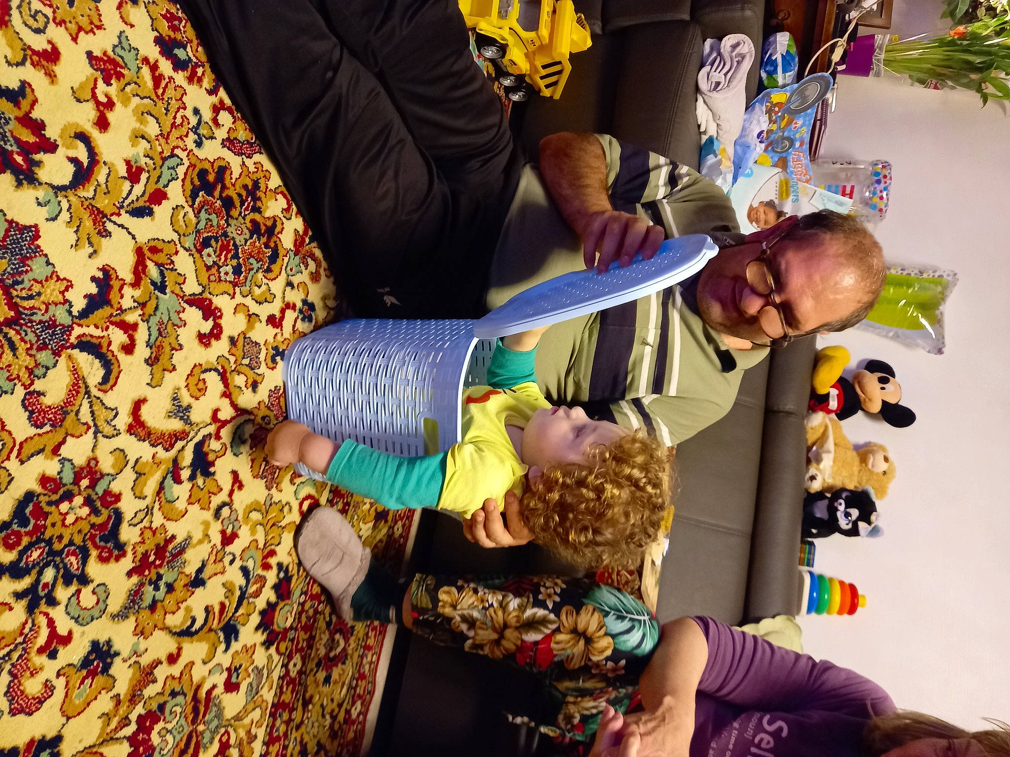 Alex a rejoint le concours — aidez-le/la à gagner de superbes lots ! child, community, event, food, fun, happy, houseplant, leisure, market, pattern, person, plant, room, smile, textile, tree, under_exposed, visual_arts, yellow