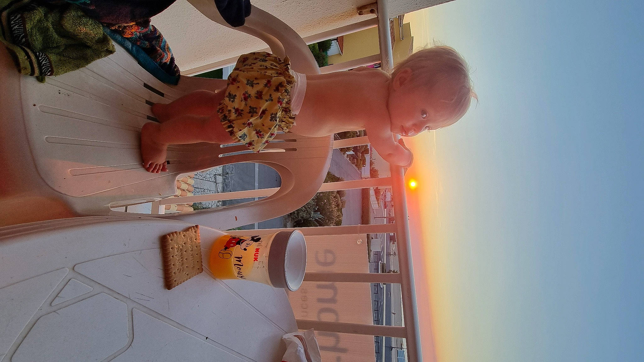 Naïa participe au concours pour gagner de l'argent avec cette photo : art, beach, elbow, fun, human_leg, machine, orange, peach, person, room, sky, stairs, thigh, under_exposed, vacation, visual_arts, water, wood, wrist