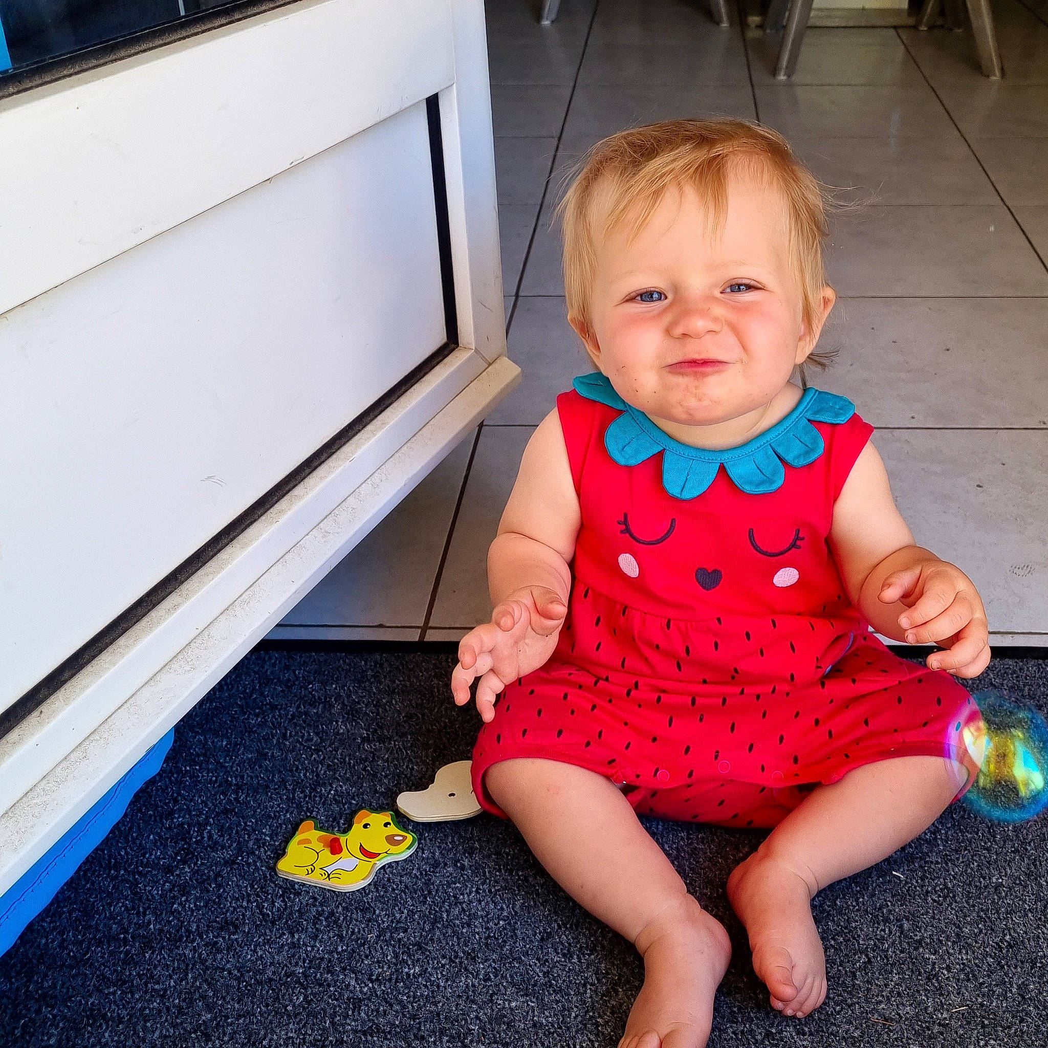 Naïa participe au concours pour gagner de l'argent avec cette photo : arm, baby_toddler_clothing, blue, clothing, dress, floor, flooring, hand, happy, human_body, iris, joint, joy, leg, person, shoulder, skin, sleeve, smile, standing