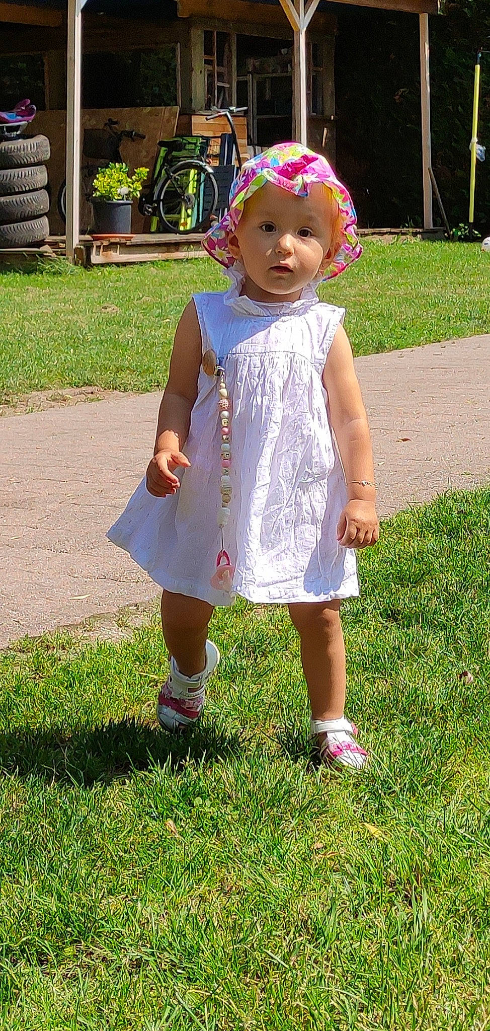 Lyla a rejoint le concours — aidez-le/la à gagner de superbes lots ! baby, baby_toddler_clothing, child, dress, fun, garden, grass, happy, hat, headwear, leisure, magenta, pattern, people_in_nature, person, pink, recreation, sleeve, smile, spring