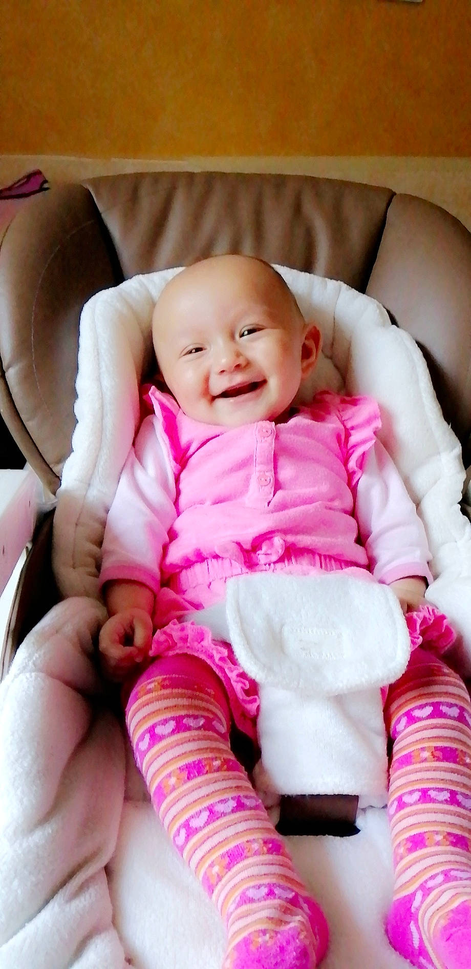 Lyla a rejoint le concours — aidez-le/la à gagner de superbes lots ! baby, baby_in_car_seat, baby_products, baby_sleeping, beauty, cheek, child, comfort, person, pink, product, skin, smile, toddler