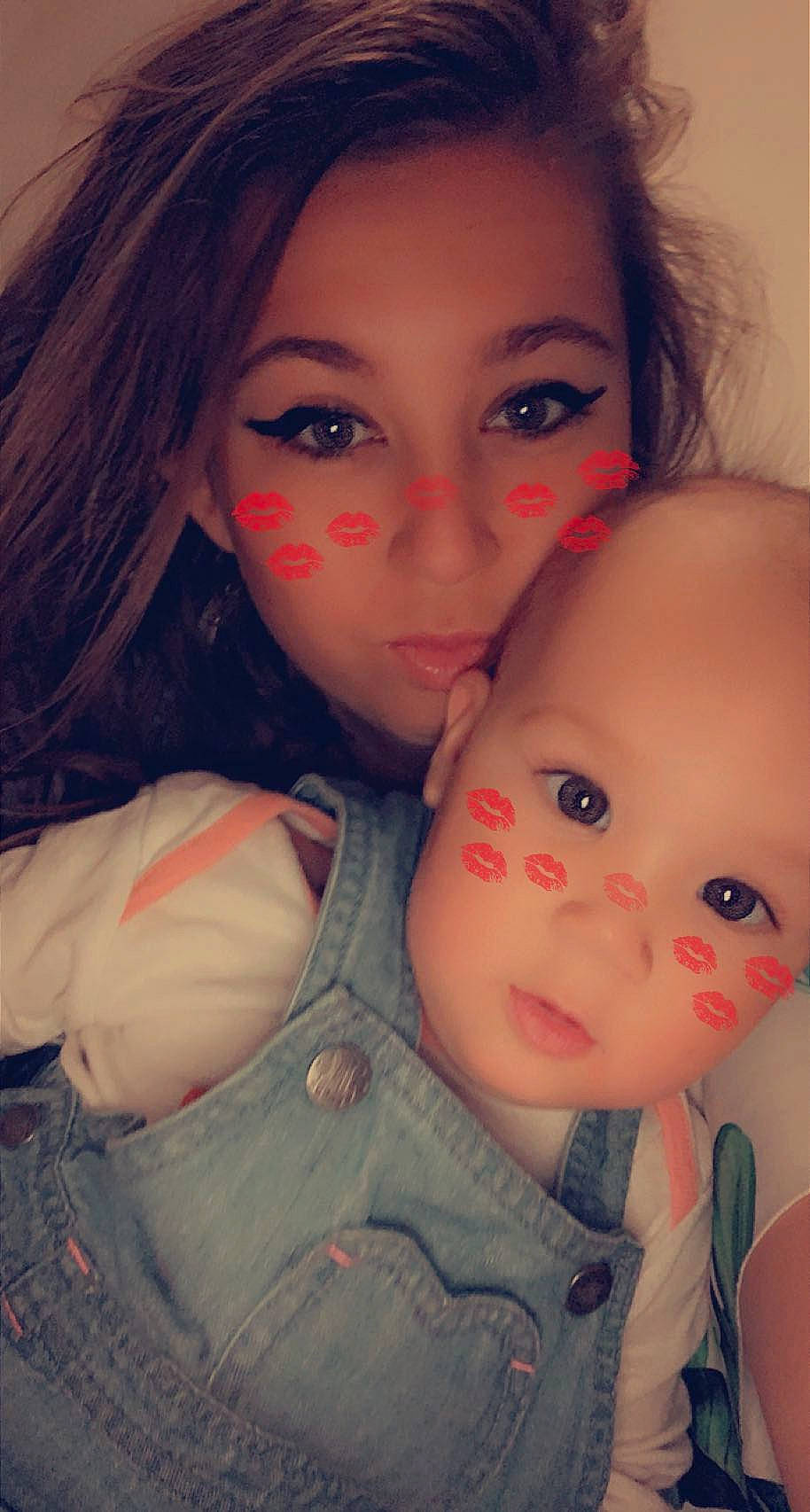 Lyvana a rejoint le concours — aidez-le/la à gagner de superbes lots ! black_hair, cheek, cool, ear, eye, eyebrow, eyelash, face, facial_expression, flash_photography, gesture, hair, happy, iris, jaw, lip, mouth, nose, organ, person