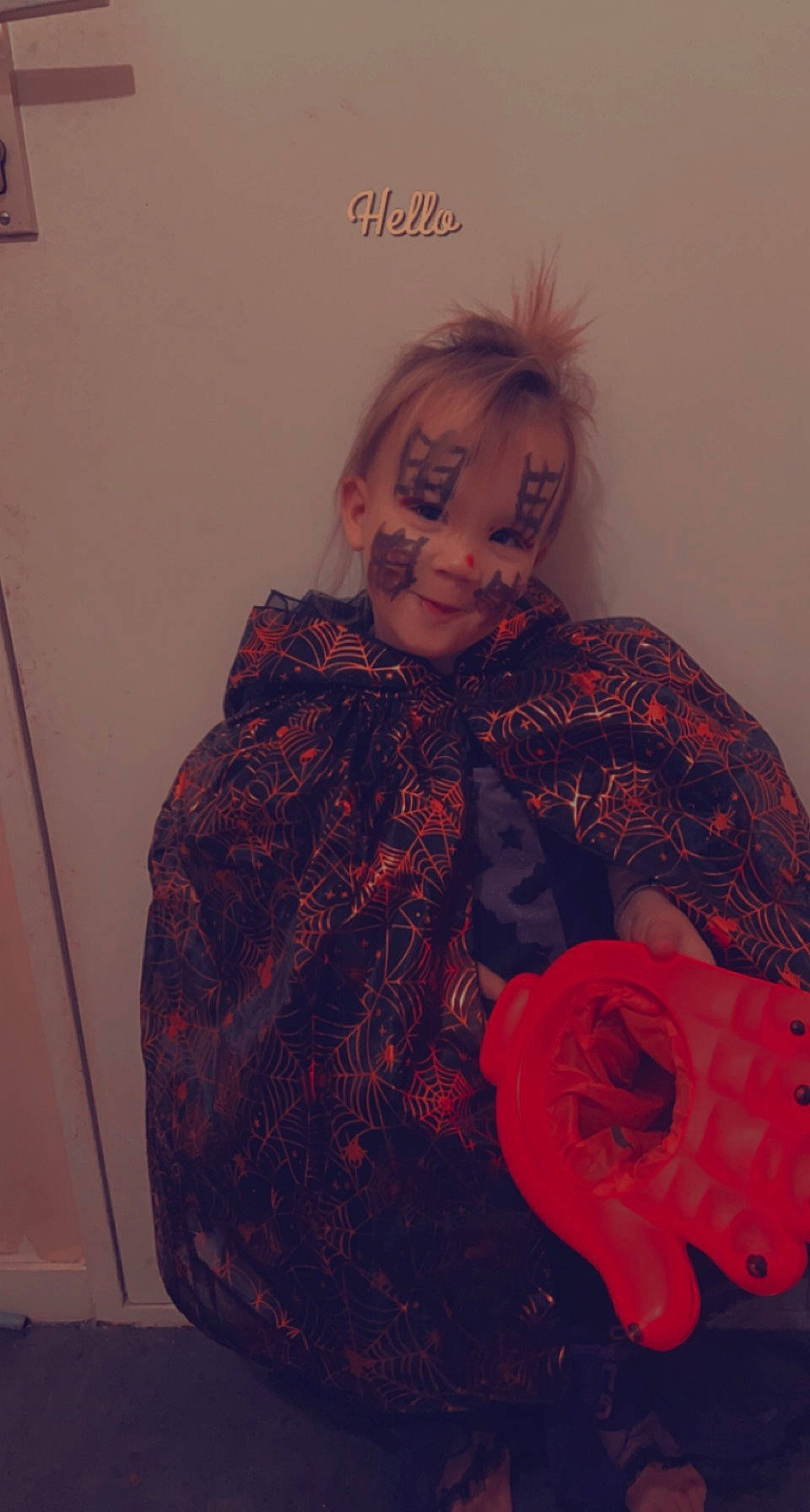 Lyvana participe au concours pour gagner de l'argent avec cette photo : art, button, carmine, dress, fashion_accessory, fashion_design, flower, fur, magenta, pattern, peach, person, petal, plant, rose, rose_family, rose_order, scarf, shoulder, sleeve