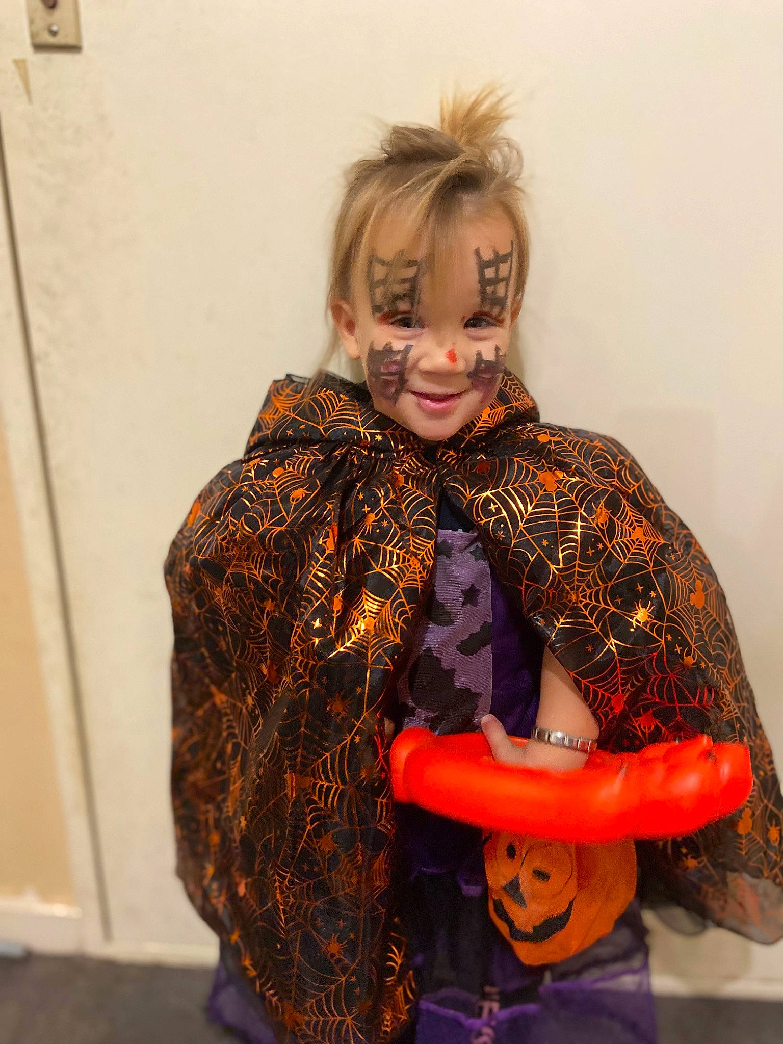 Lyvana participe au concours pour gagner de l'argent avec cette photo : art, child, costume, costume_design, event, fashion_accessory, fashion_design, fawn, fun, fur, joy, magenta, neck, pattern, person, scarf, sitting, sleeve, smile, toddler