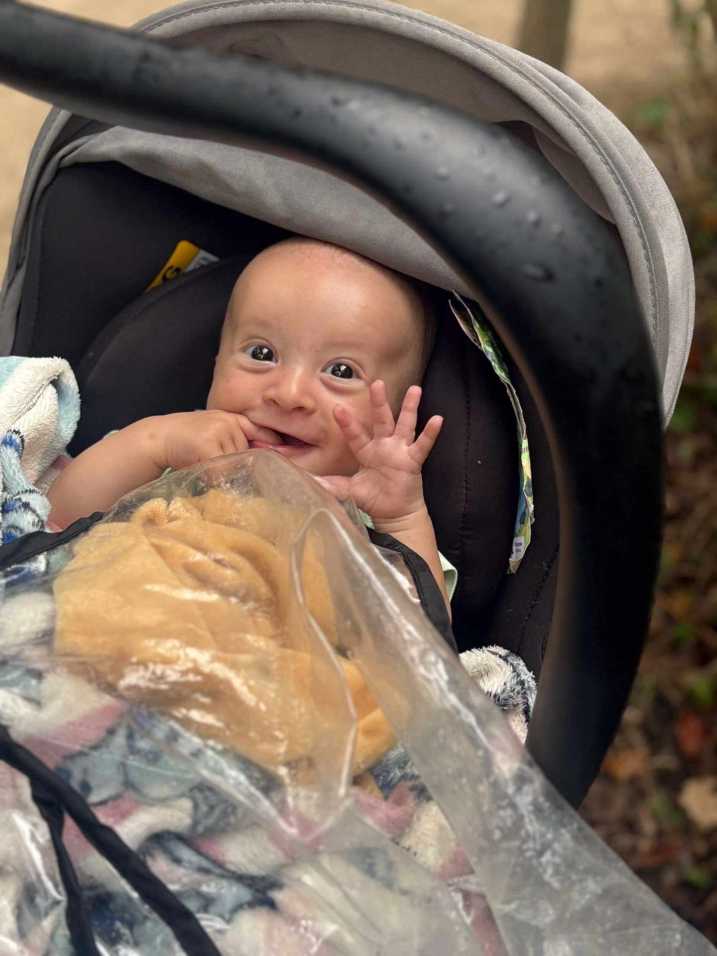 Mylow a rejoint le concours — aidez-le/la à gagner de superbes lots ! baby, stroller, blanket, smile, hand, infant, rain_drops, plastic_cover, outdoor, cute, face, child, happy, cozy, seat, person, portrait, head, clothing, baby_carrier
