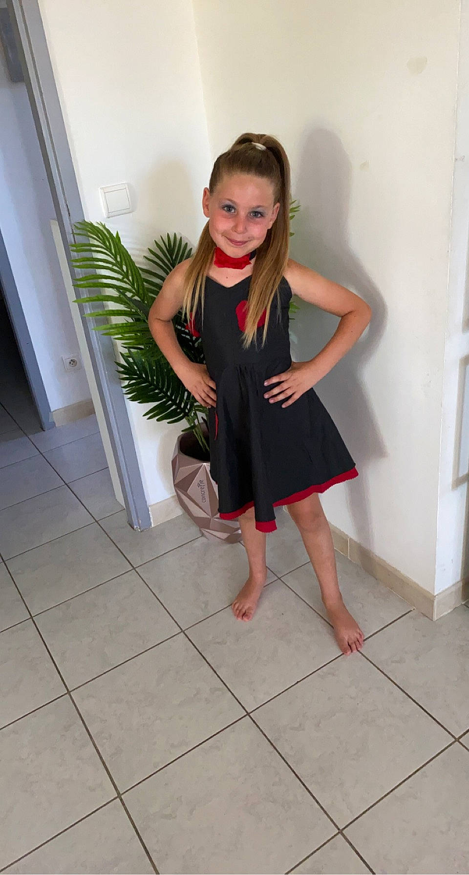 Elena participe au concours pour gagner de l'argent avec cette photo : day_dress, dress, fashion_design, floor, flooring, formal_wear, human_leg, joint, joy, knee, leg, long_hair, one_piece_garment, person, plant, shoulder, skin, sleeve, smile, thigh